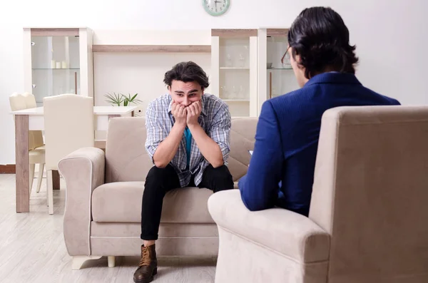 Giovane paziente di sesso maschile discutere con lo psicologo problema personale — Foto Stock