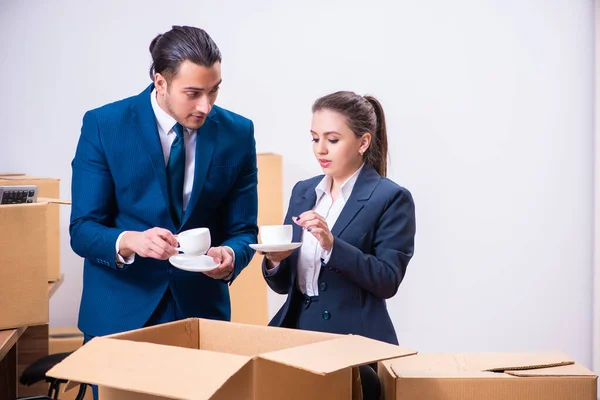 Dois funcionários sendo demitidos de seu trabalho — Fotografia de Stock