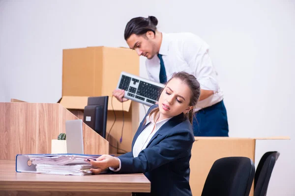 Dois funcionários sendo demitidos de seu trabalho — Fotografia de Stock