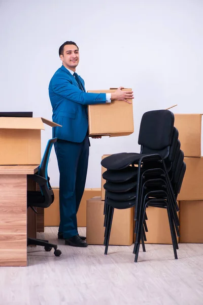 Joven hombre de negocios guapo siendo despedido de su trabajo —  Fotos de Stock