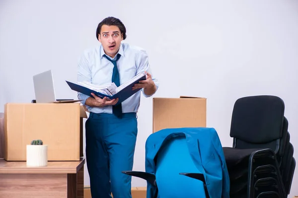 Jovem empresário bonito sendo demitido de seu trabalho — Fotografia de Stock