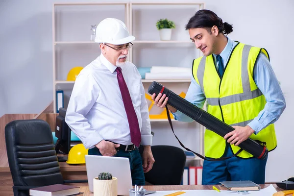 Dois arquitetos trabalhando no projeto — Fotografia de Stock