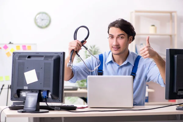 Masculino ele especialista trabalhando no escritório — Fotografia de Stock