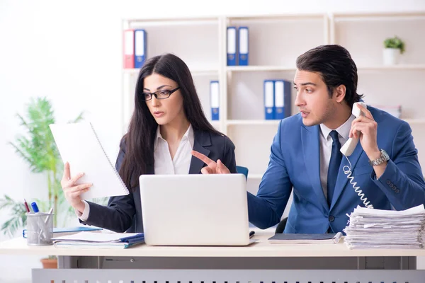 Dos empleados que trabajan en la oficina — Foto de Stock