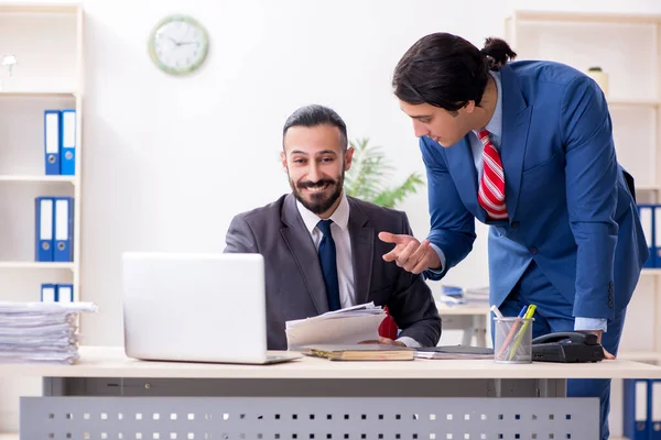 Twee mannelijke collega 's op kantoor — Stockfoto