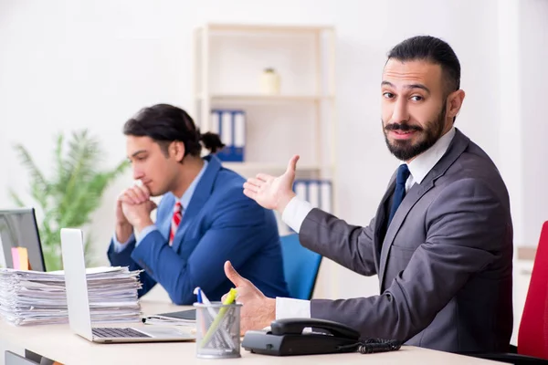 Zwei männliche Kollegen im Büro — Stockfoto