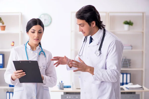 Twee jonge artsen die in de kliniek werken — Stockfoto