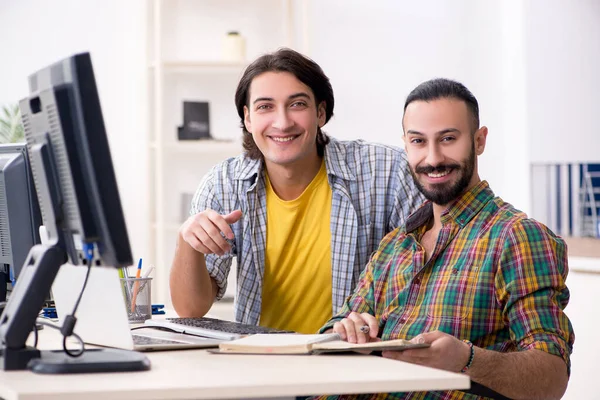 Zwei IT-Spezialisten im Büro — Stockfoto