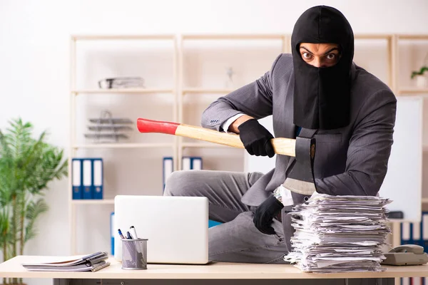 Male gangster stealing information from the office — Stock Photo, Image