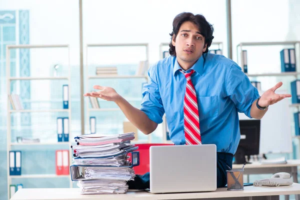 Bello uomo d'affari infelice con il lavoro eccessivo in ufficio — Foto Stock