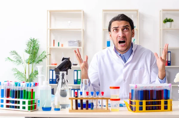 Joven químico masculino trabajando en el laboratorio — Foto de Stock