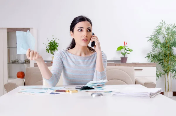 Junge Frau im Haushaltssicherungskonzept — Stockfoto