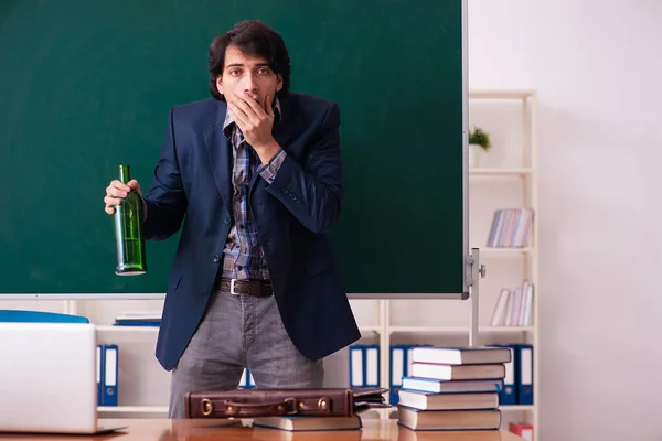 Учитель-мужчина пьет в классе — стоковое фото