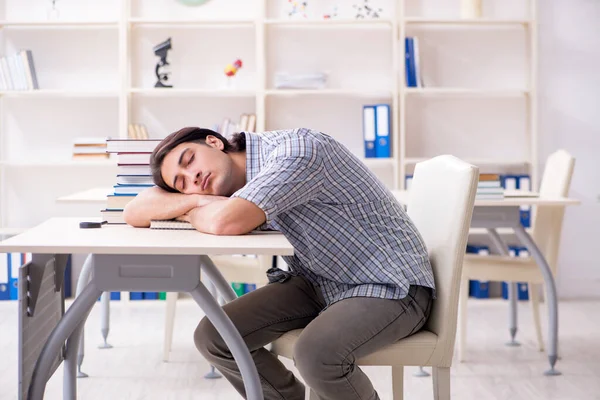 Giovane studente maschio preparazione per gli esami a casa — Foto Stock