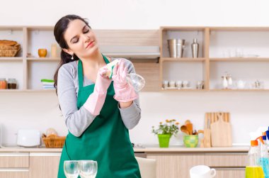 Ev işi yapan genç bir kadın müteahhit.