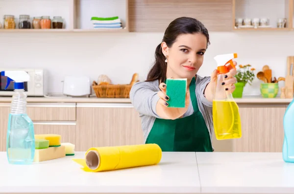 Jonge vrouwelijke aannemer doet huishoudelijk werk — Stockfoto