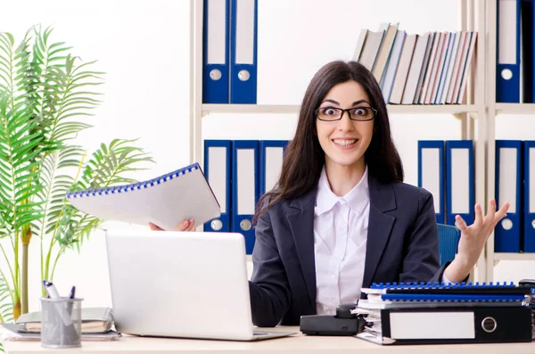 Młoda bizneswoman siedzi w biurze — Zdjęcie stockowe
