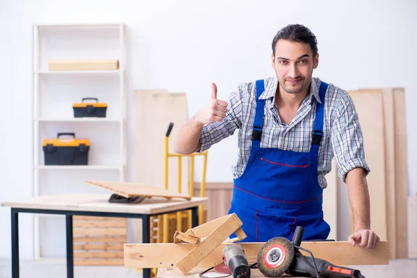 Jonge mannelijke timmerman die binnen werkt — Stockfoto