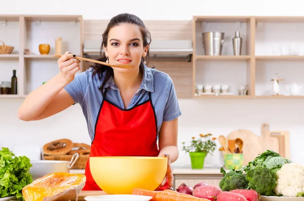 Mujer joven con verduras en la cocina —  Fotos de Stock