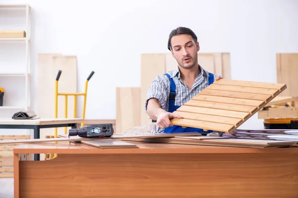 Joven carpintero masculino trabajando en interiores — Foto de Stock