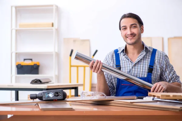 Jonge mannelijke timmerman die binnen werkt — Stockfoto