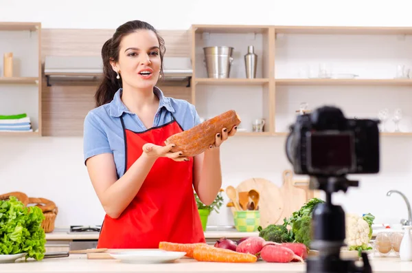 Jovem vegetariano feminino gravação de vídeo para seu blog — Fotografia de Stock