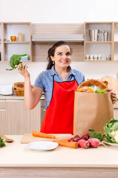 台所に野菜を持つ若い女性 — ストック写真