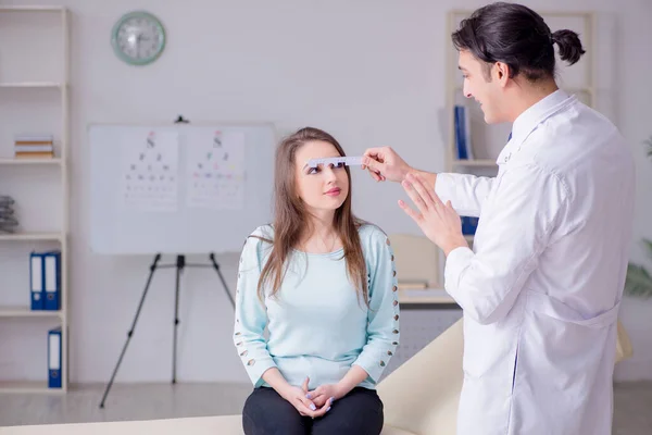 Giovane donna in visita medico oculista maschile — Foto Stock