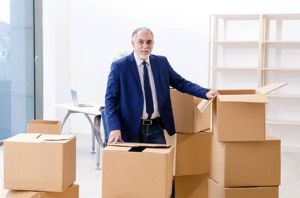 Empresário envelhecido se mudando para novo local de trabalho — Fotografia de Stock