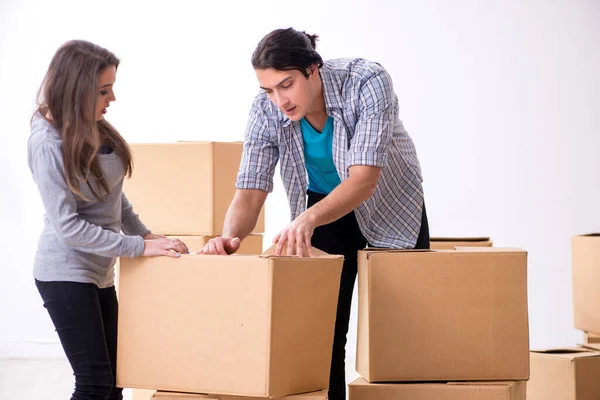 Young pair moving to new flat — Stock Photo, Image