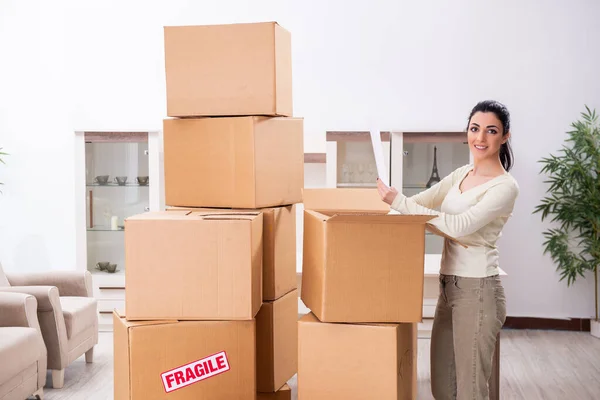 Junge Frau zieht in neue Wohnung — Stockfoto