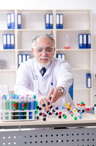 Homem velho químico que trabalha no laboratório — Fotografia de Stock