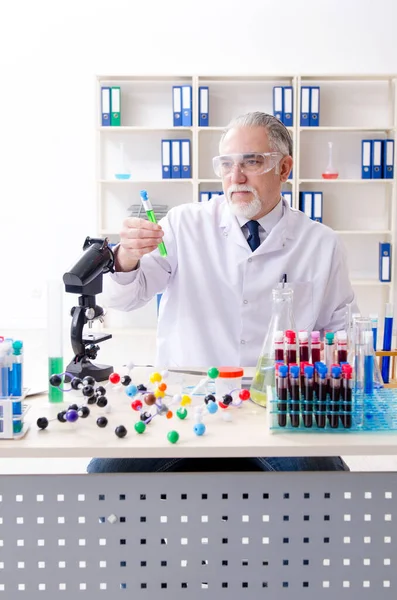 Oude mannelijke chemicus werkt in het lab. — Stockfoto