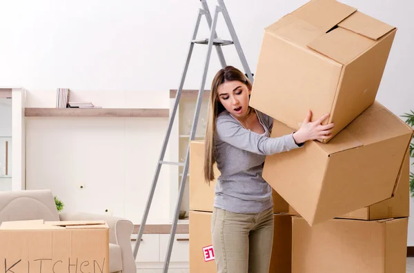 Jovem bela mulher se movendo para novo apartamento — Fotografia de Stock