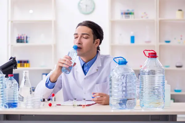 Ung manlig kemist experimenterar i labb — Stockfoto