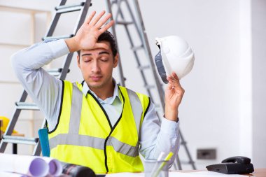 İçeride çalışan genç erkek mimar.