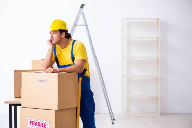 Genç erkek, profesyonel nakliyeci evde yer değiştiriyor.