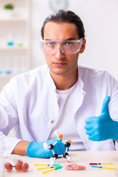 Joven experto en nutrición masculina probando productos alimenticios en laboratorio — Foto de Stock