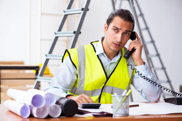 Joven arquitecto masculino trabajando en interiores — Foto de Stock