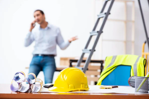 Joven arquitecto masculino trabajando en interiores —  Fotos de Stock