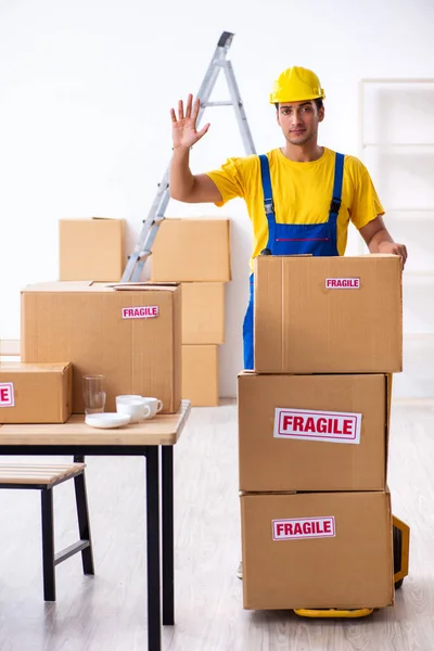 Fiatal férfi szakmai költöztető otthoni áthelyezés — Stock Fotó