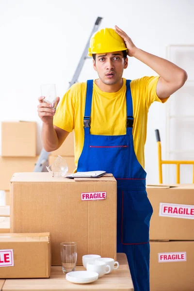 Young male professional mover doing home relocation — Stock Photo, Image