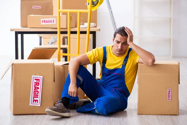 Young male professional mover doing home relocation — Stock Photo, Image