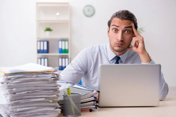 Junger männlicher Geschäftsmann unzufrieden mit exzessiver Arbeit — Stockfoto