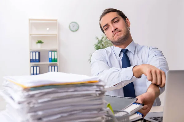 Jonge mannelijke zakenman werknemer ongelukkig met overmatig werk — Stockfoto