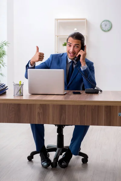 Joven hombre de negocios empleado que trabaja en la oficina — Foto de Stock