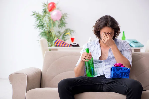 Joven celebrando su cumpleaños en casa — Foto de Stock