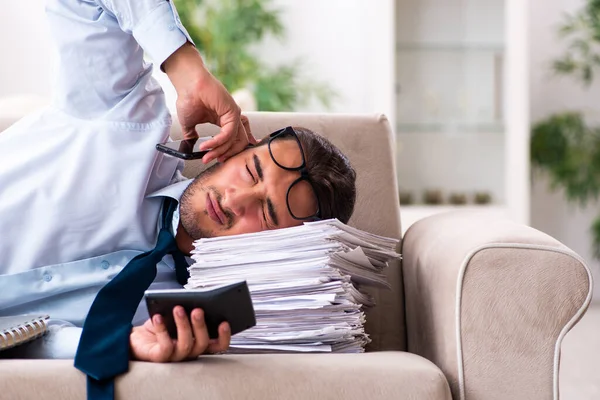 Jonge mannelijke zakenman die thuis werkt — Stockfoto