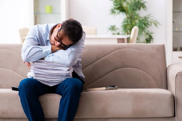 Jonge mannelijke zakenman die thuis werkt — Stockfoto