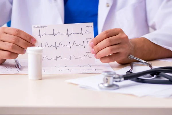 Klinikte çalışan genç bir erkek kardiyolog. — Stok fotoğraf